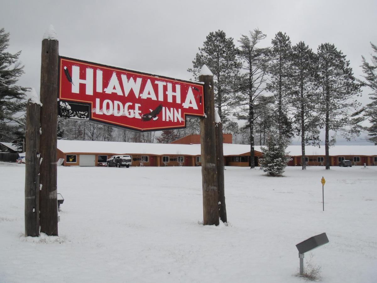 Hiawatha Lodge Inn อีเกิลริเวอร์ ภายนอก รูปภาพ