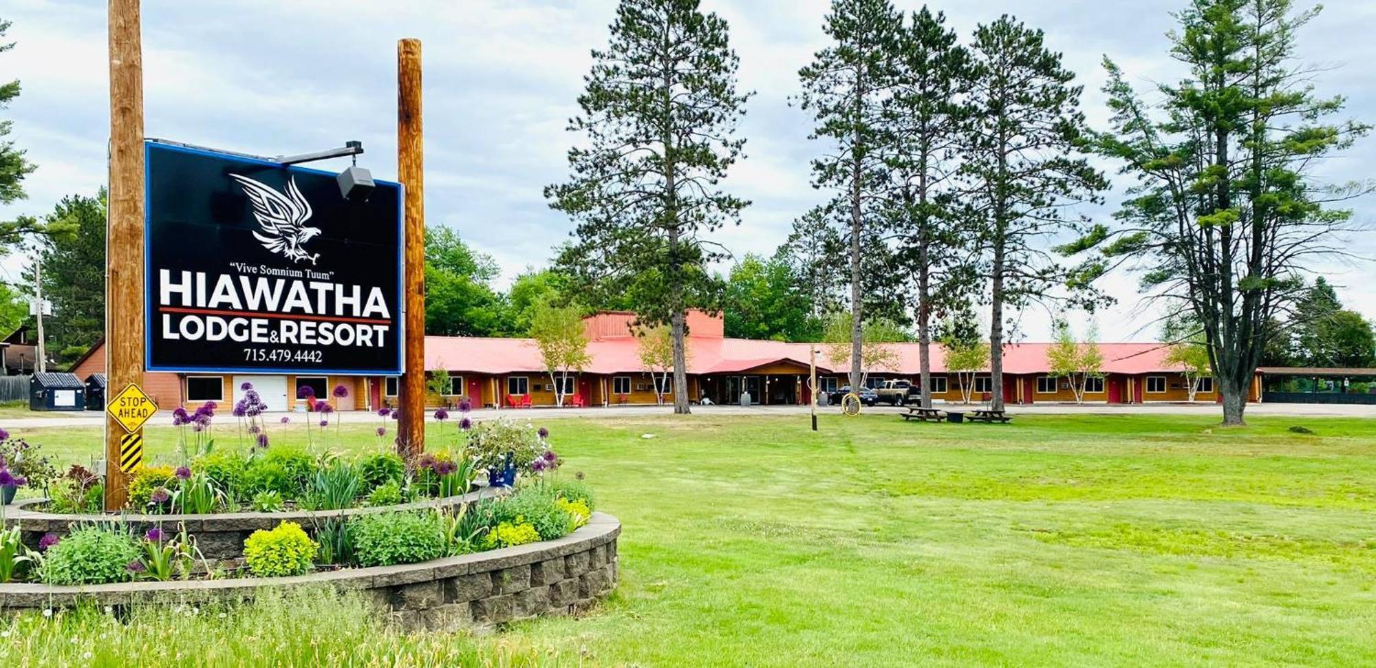 Hiawatha Lodge Inn อีเกิลริเวอร์ ภายนอก รูปภาพ