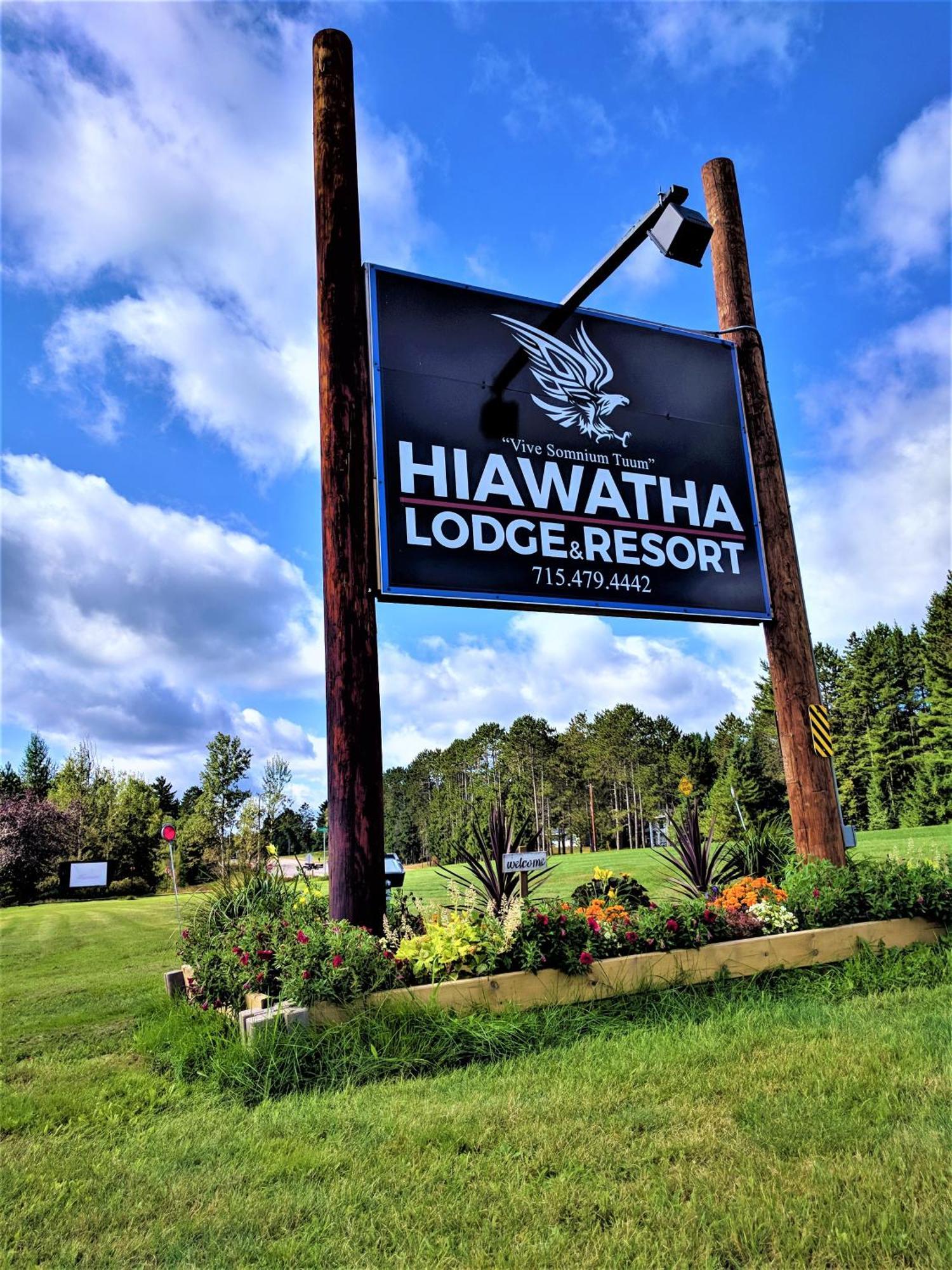Hiawatha Lodge Inn อีเกิลริเวอร์ ภายนอก รูปภาพ