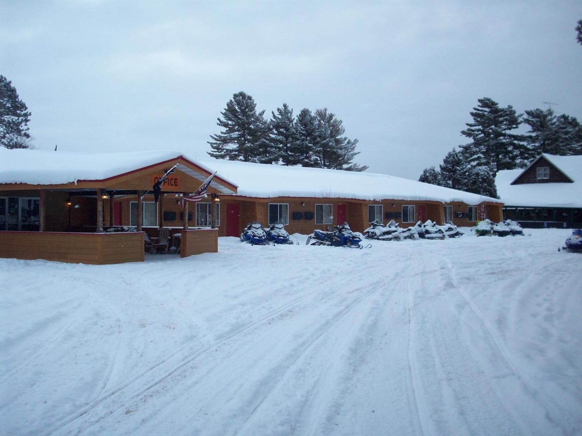 Hiawatha Lodge Inn อีเกิลริเวอร์ ภายนอก รูปภาพ